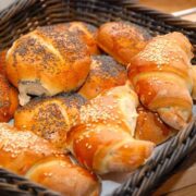 Billede af hjemmebagte rundstykker og horn.