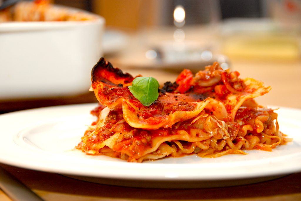 En sund lasagne med spidskål. Lasagnen laves med fintsnittet spidskål og revne gulerødder, som lægges sammen med pastapladerne og en god tomatsovs med hakket oksekød. Foto: Guffeliguf.dk.