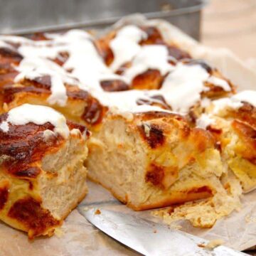 Smørkage, der laves med creme. Smørkagen pyntes med glasur, der røres af flormelis og pasteuriseret æggehvide. Foto: Guffeliguf.dk.