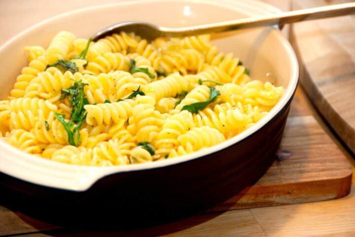 Italiensk mad når det er bedst. Pasta med hvidløgssmør. Pastaskruer koges al dente, og vendes i hvidløgssmør og frisk rucola og basilikum. Foto: Guffeliguf.dk.