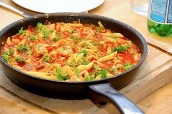 Pasta med spidskål og mørbrad i tomatsauce