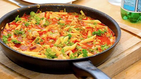 Pasta med spidskål og mørbrad i tomatsauce