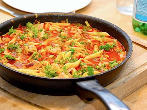 Pasta med spidskål og mørbrad i tomatsauce