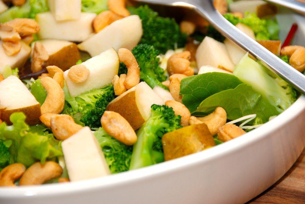 Sund og god pæresalat med cashewnødder, der laves med en blandet grøn salat. Foto: Guffeliguf.dk.