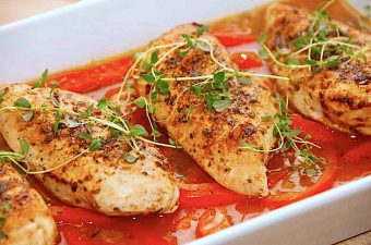 saftig kylling med peberfrugtsauce i fad