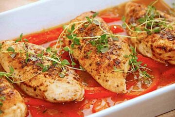 saftig kylling med peberfrugtsauce i fad