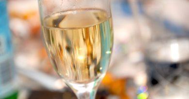 Det er nemt at lave en god velkomstdrink, og der er masser af muligheder. De mest populære er blandt andet Kir eller Kir Royal, men du kan også servere en god Asti. Det er også godt, at kende opskriften på den perfekte børnedrink uden alkohol. Foto: Guffeliguf.dk.