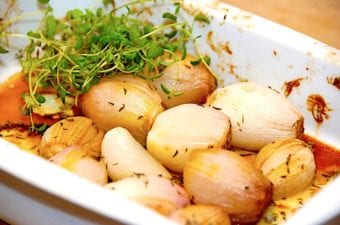 billede med bagte skalotteløg i fad