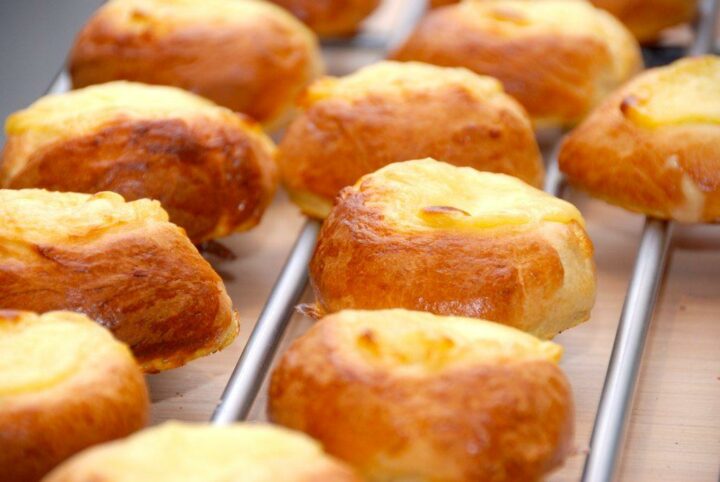 Cremeboller, der laves af en meget smørholdig dej, men de smager helt fantastisk. Boller med creme spises mest til fastelavn, men de er lækre året rundt. Foto: Guffeliguf.dk.