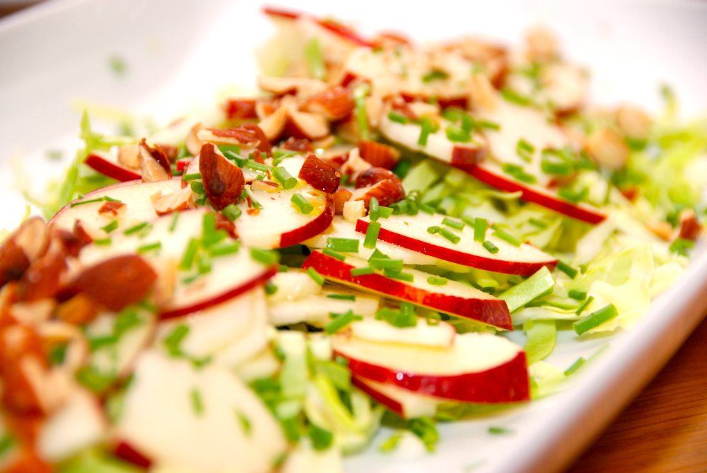 Kålsalat med æble og mandler