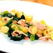 Fantastisk pasta med røget laks og frisk spinat. Den røgede laks skæres i strimler, og vendes i til sidst. Foto: Madensverden.dk.
