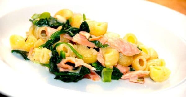 Fantastisk pasta med røget laks og frisk spinat. Den røgede laks skæres i strimler, og vendes i til sidst. Foto: Madensverden.dk.