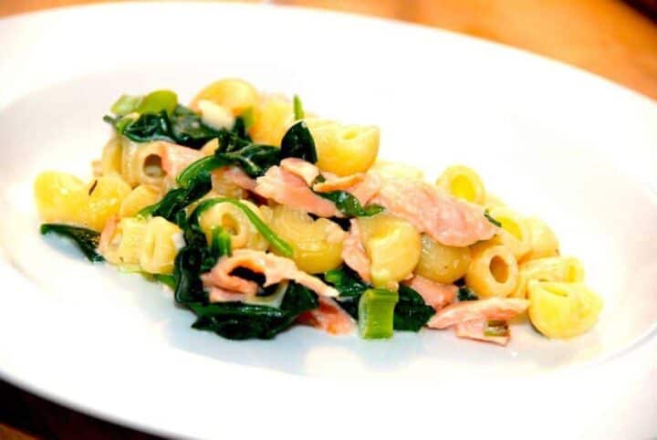 Fantastisk pasta med røget laks og frisk spinat. Den røgede laks skæres i strimler, og vendes i til sidst. Foto: Madensverden.dk.