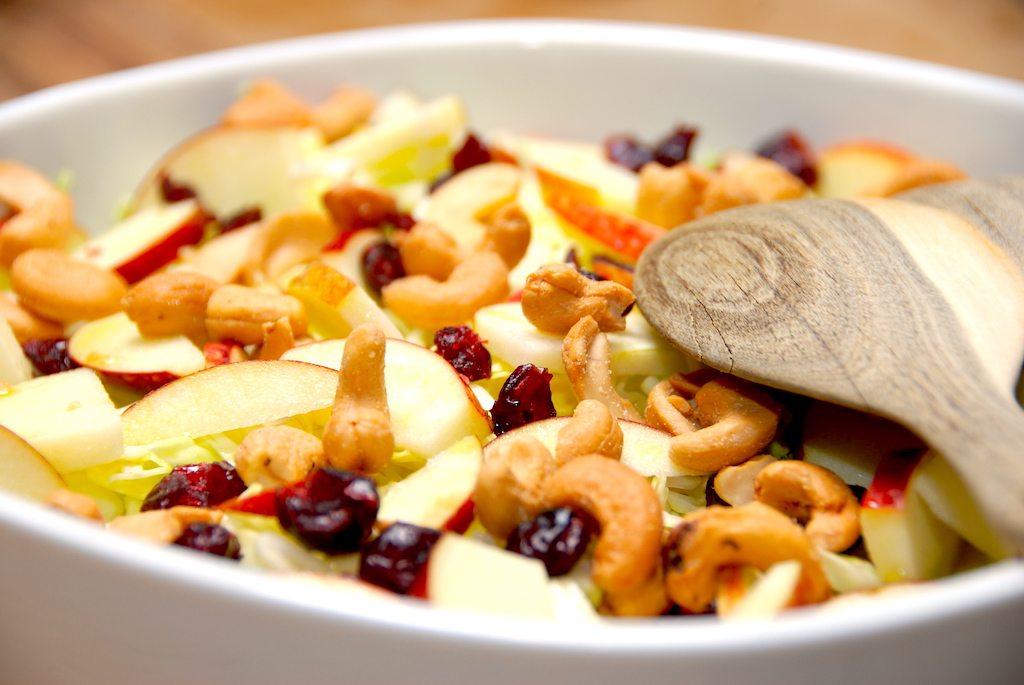 Æbler og spidskål (nem salat)