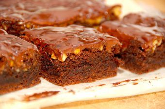 Virkelig lækker chokoladebrownie med valnødder og chokoladecreme. Brownien bages i 25 minutter, og efter afkøling påføres chokoladecremen, der laves af piskefløde og mørk chokolade. Foto: Madensverden.dk.