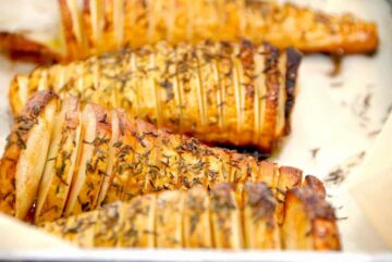 Lækre hasselback pastinakker, der selvfølgelig er inspireret af de klassiske hasselback kartofler. Pastinakkerne er perfekt tilbehør til retter med kød. Foto: Madensverden.dk.
