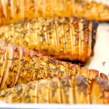 Lækre hasselback pastinakker, der selvfølgelig er inspireret af de klassiske hasselback kartofler. Pastinakkerne er perfekt tilbehør til retter med kød. Foto: Madensverden.dk.