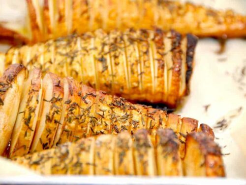 Lækre hasselback pastinakker, der selvfølgelig er inspireret af de klassiske hasselback kartofler. Pastinakkerne er perfekt tilbehør til retter med kød. Foto: Madensverden.dk.