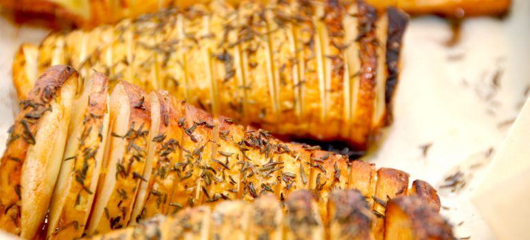 Lækre hasselback pastinakker, der selvfølgelig er inspireret af de klassiske hasselback kartofler. Pastinakkerne er perfekt tilbehør til retter med kød. Foto: Madensverden.dk.