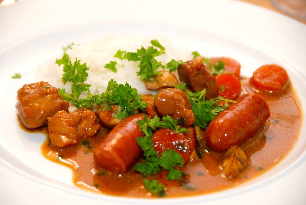 Jægergryde med kogte ris er en god og lækker gryderet, der serveres med løse ris eller kartoffelmos. Jægergryden indeholder blandt andet nakkefilet i tern, bacon, sm pølser og champignon. Foto: Guffeliguf.dk.