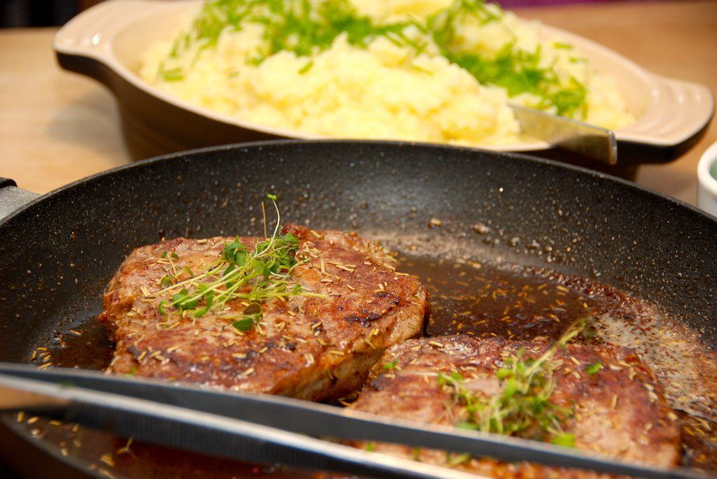 Sådan steger du en ribeye bøf så englene synger, og så kniven næsten kan holde en fridag. Mør og saftig bøf, der serveres med en lækker mos med kartofler og blomkål. Foto: Guffeliguf.dk.