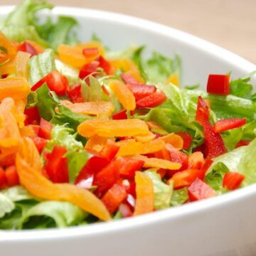 En både flot lækker sprød salat med tørrede abrikoser. Crisp salaten sørger for sprødheden, mens de tørrede abrikoser giver farve og smag til salaten. Foto: Guffeliguf.dk.