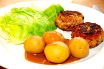 billede med frikadeller med brun sovs og dampet spidskål