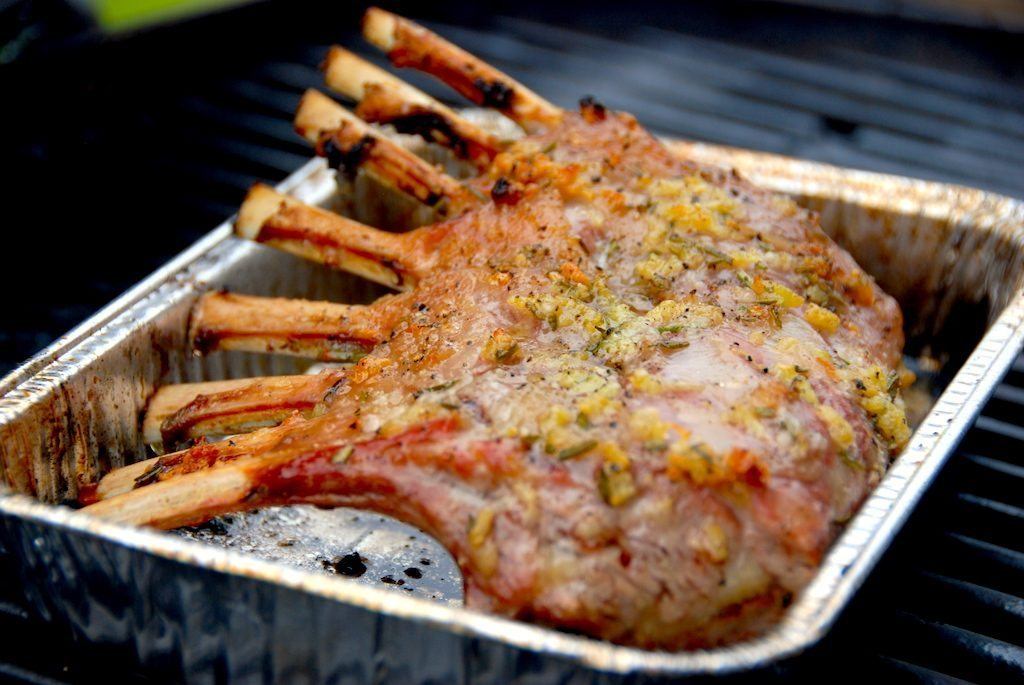 En lækker og grillet lammekrone, der altid bliver mør og saftig uden at være rød i kødet. Lammekronen skal grilles i 25 minutter ved indirekte varme, og derefter pakkes ind i sølvpapir. Foto: Madensverden.dk.