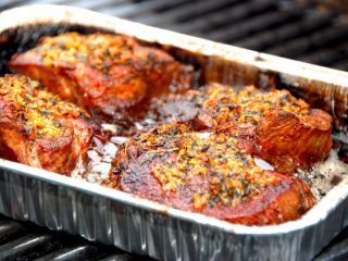 Madplan uge 16 med blandt andet grillet nakkefilet, der dog også kan steges i ovnen. Foto: Guffeliguf.dk.