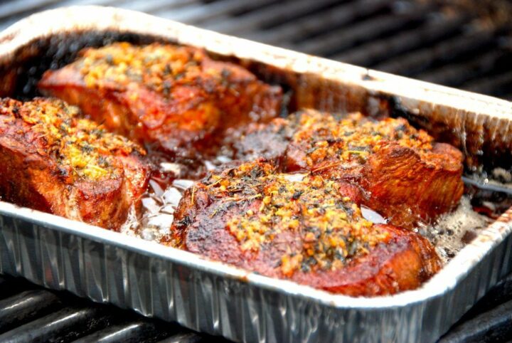 Se lige dette lækre kød. Grillet nakkefilet med hvidløg, og kødet bliver mørt som smør. Samtidig er det en meget billig ret, da udskæringen er billig. Foto: Guffeliguf.dk.