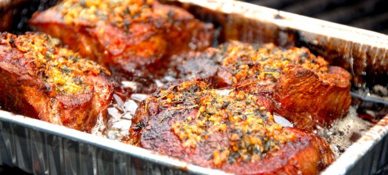 Se lige dette lækre kød. Grillet nakkefilet med hvidløg, og kødet bliver mørt som smør. Samtidig er det en meget billig ret, da udskæringen er billig. Foto: Guffeliguf.dk.