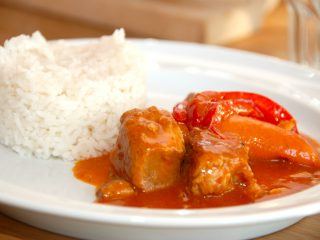 gryderet med nakkefilet og paprika