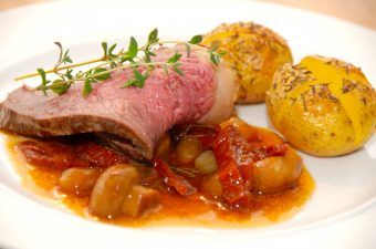 Grydestegt oksefilet med soltørrede tomater og champignon er mad med masser af smag, og så er det slet ikke så svært at lave. I gryden kommes også perleløg og kalvefond, og derfor får du fremragende tilbehør og stegesky til kødet. Foto: Madensverden.dk.