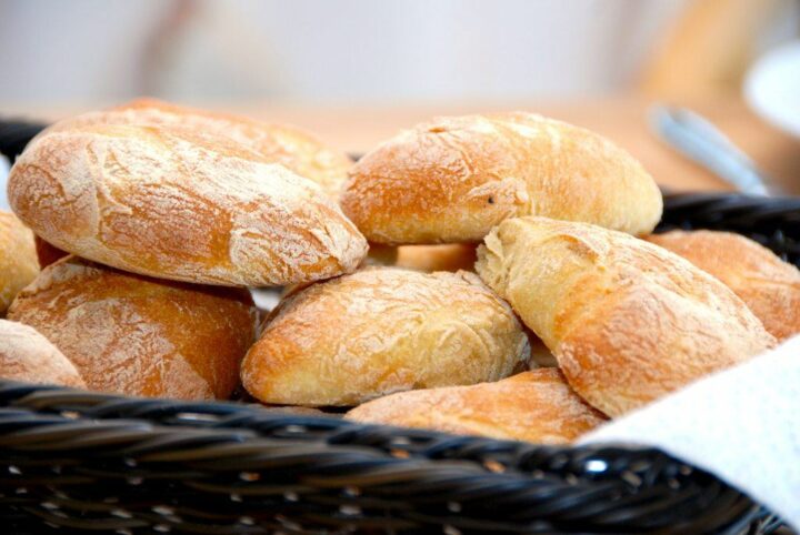 Lækre og hjemmebagte durumbrød med sprød skorpe. Det er fremragende madbrød med masser af smag. Foto: Guffeliguf.dk.
