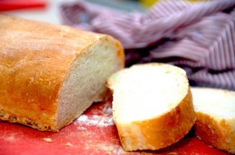 Hjemmelavet italiensk brød, der bages på en tipo 00 hvedemel fra Italien. Simpel opskrift, der giver et lækkert brød. Foto: Guffeliguf.dk.