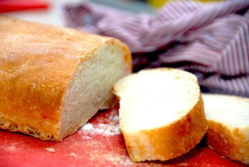 Hjemmelavet italiensk brød, der bages på en tipo 00 hvedemel fra Italien. Simpel opskrift, der giver et lækkert brød. Foto: Guffeliguf.dk.