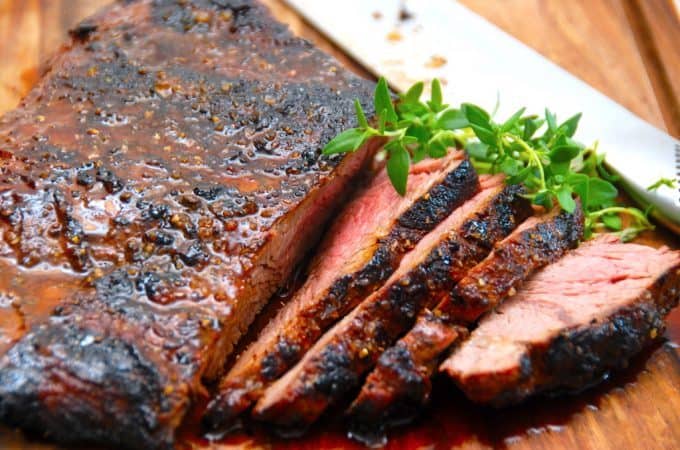 Madplan uge 18 er din inspiration til hovedmåltiderne hele ugen. Du kan blandt andet lave en karrykylling, men også en lækker flap meat, som du kan se på billedet. Foto: Madensverden.dk.