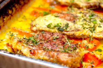 Meget møre nakkekoteletter i sennepssovs, der laves i enten grill eller ovn. Og dte giver en super dejlig sovs. Foto: Madensverden.dk.