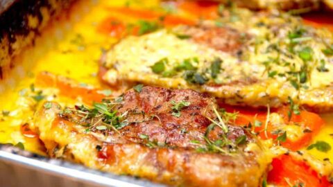Meget møre nakkekoteletter i sennepssovs, der laves i enten grill eller ovn. Og dte giver en super dejlig sovs. Foto: Madensverden.dk.