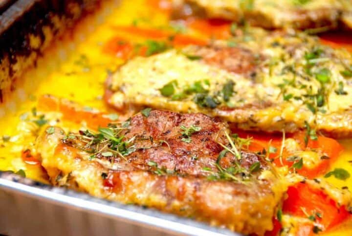 Meget møre nakkekoteletter i sennepssovs, der laves i enten grill eller ovn. Og dte giver en super dejlig sovs. Foto: Madensverden.dk.