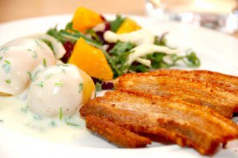 Danmarks nationalret er pandestegt flæsk med persillesovs og appelsinsalat. Den friske salat giver et godt modspil til det salte flæsk, og persillesovs og kartofler hører sig naturligvis til. Foto: Guffeliguf.dk.