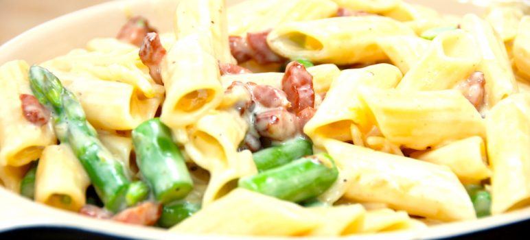 Pasta penne med fløde og bacon er en meget simpel, men særdeles lækker pastaret, der også indeholder grønne asparges. Fløden tyknes ved hjælp af pasteuriserede æggeblommer. Foto: Guffeliguf.dk.