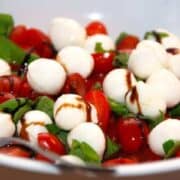 salat med mozzarella og tomater, der også vendes med lidt rødløg og basilikum. En god italiensk salat, der egner sig både som forret og tilbehør. Foto: Guffeliguf.dk.
