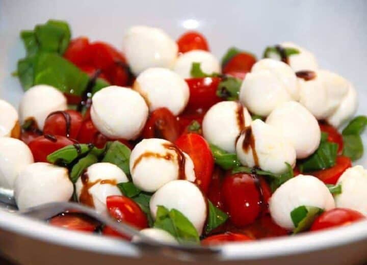 salat med mozzarella og tomater, der også vendes med lidt rødløg og basilikum. En god italiensk salat, der egner sig både som forret og tilbehør. Foto: Guffeliguf.dk.