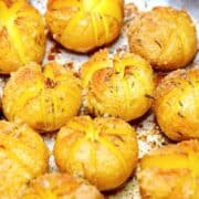 Billede af små hasselback kartofler med rasp.