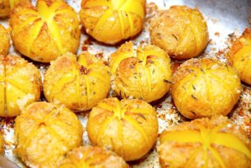 Billede af små hasselback kartofler med rasp.