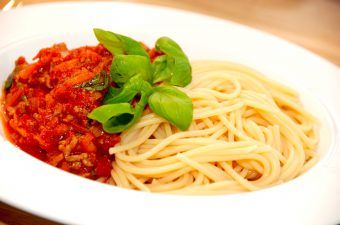 Klassisk spaghetti med kødsovs, der laves på blot 20 minutter. Alligevel har retten masser af smag, og den laves nemt og simpelt. Foto: Madensverden.dk.