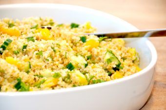 En dejlig tabbouleh med ovnstegt kylling. Tabbouleh stammer oprindeligt fra Libanon, og tilberedes på en base af bulgur. Foto: Madensverden.dk.
