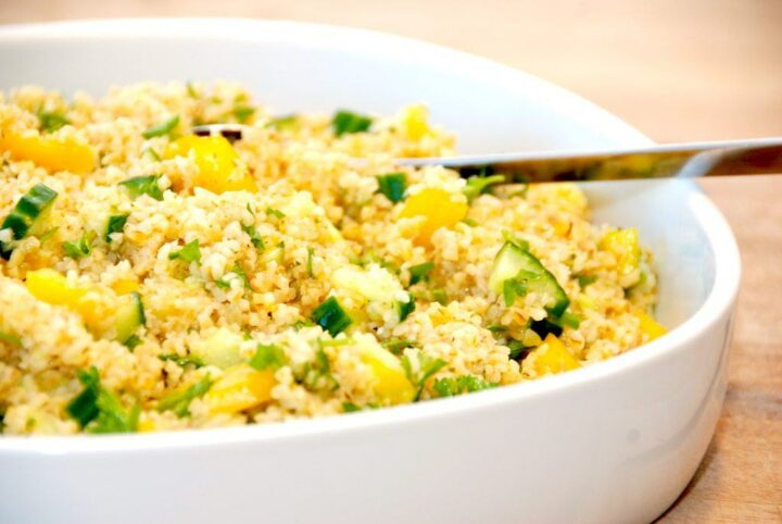 En dejlig tabbouleh med ovnstegt kylling. Tabbouleh stammer oprindeligt fra Libanon, og tilberedes på en base af bulgur. Foto: Madensverden.dk.