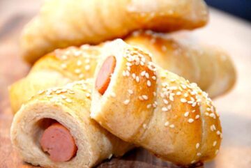 billede med pølsehorn bagt med fuldkornsmel